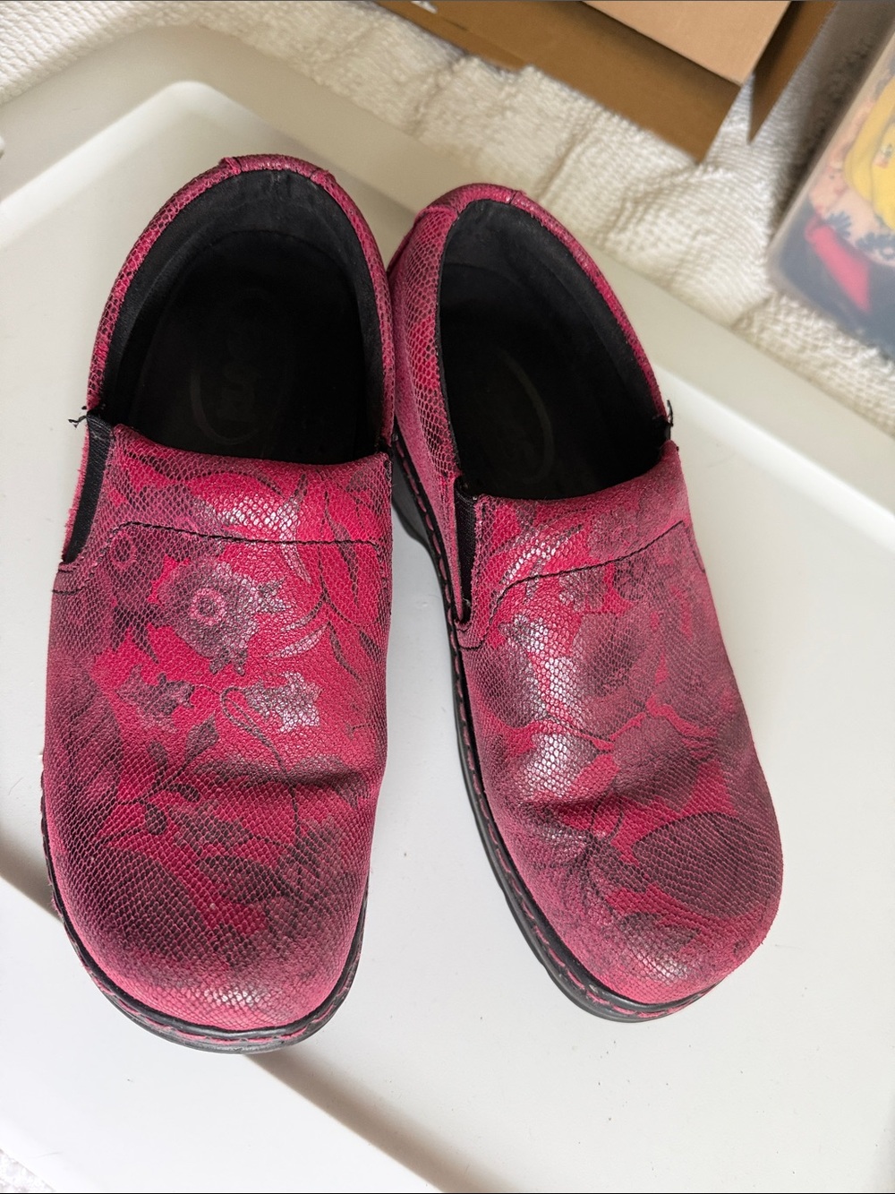 Klogs size 9 pink floral clogs